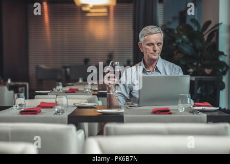 Nachdenklich Grauhaariger alter Mann im Cafe Stockfoto