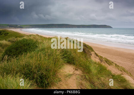 Die Dünen mit Blick auf Woolacombe Sand an der Küste von North Devon, England. Stockfoto