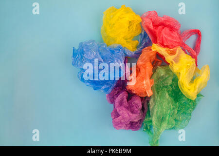 Verschiedene Plastiktüten auf blauem Hintergrund. Ansicht von oben. Stockfoto