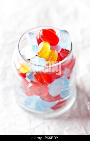 bunte Bonbons im Glas Stockfoto