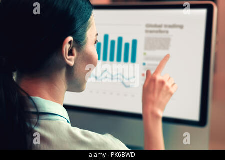 Blick auf Frau an Diagramm zeigen Stockfoto