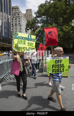 Studenten aus New York City und anderen im Juli marschierten 21 als Teil einer internationalen Jugend Klima März Regierungen zu drücken Sie die Umstellung auf 100% Erneuerbare Energien, so bald wie möglich, in der Regel die natürliche Umwelt das Leben auf der Erde zu schützen. Stockfoto