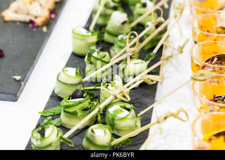 Gurken, Schafskäse und schwarzen Oliven rollt auf Schiefer Essen Fach Stockfoto