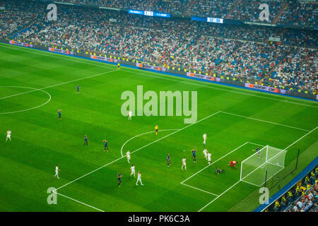 Santiago-Bernabéu-Stadion während eines Fußballspiels. Madrid, Spanien. Stockfoto