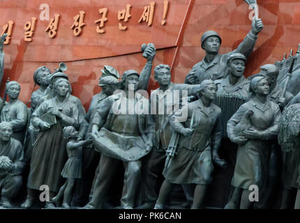 Statuen der Arbeiter, Bauern und Soldaten während der Revolution gegen die japanische Besatzung an Hill Grand Mansudae Monument, Pyongyang, Nordkorea Stockfoto