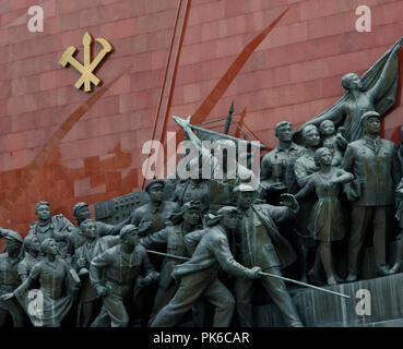 Statuen der Arbeiter, Bauern und Soldaten während der Revolution gegen die japanische Besatzung an Hill Grand Mansudae Monument, Pyongyang, Nordkorea Stockfoto