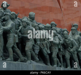 Statuen der Arbeiter, Bauern und Soldaten während der Revolution gegen die japanische Besatzung an Hill Grand Mansudae Monument, Pyongyang, Nordkorea Stockfoto