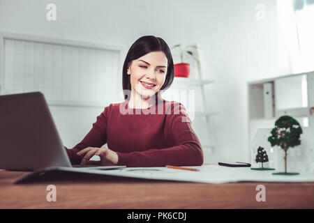 Gerne Mädchen suchen Modelle von Bäumen Stockfoto