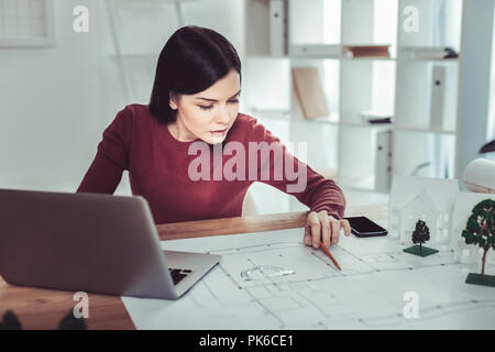 Aufmerksame Engineer bei Skizze arbeiten Stockfoto