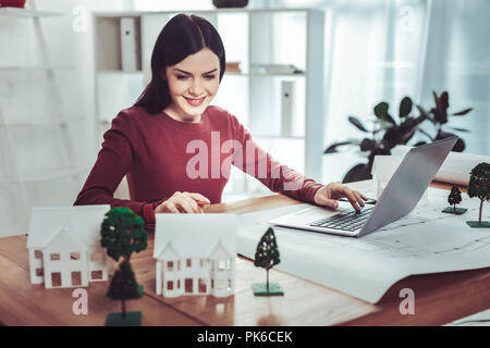 Fröhliche brunette weiblichen Modell des Hauses suchen Stockfoto