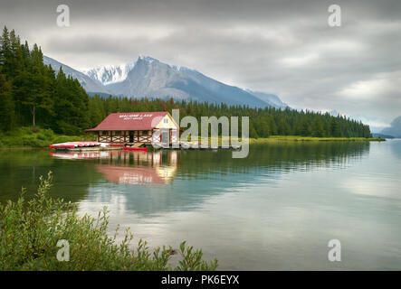 Maligne See Bootshaus, Jasper National Park. Maligne Lake und das Boot Haus in Jasper National Park, Alberta. Stockfoto