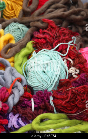 Masse der Weberei gewebt Material. grosse Bündel von Flauschigen dicken Garn und Garn Wolle. Viel Farbe. Stricken und Nähen Konzept. wolle alle dabei zu verheddern. Stockfoto