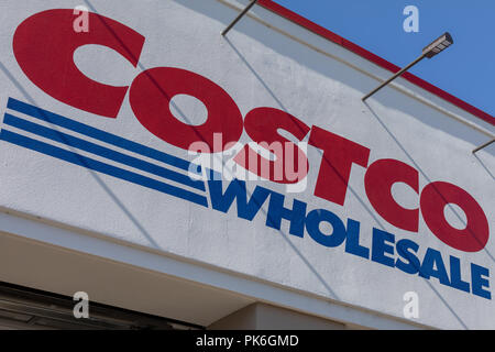 Portland, Oregon - Sep 8, 2018: Costco Wholesale Verkaufsplattform. Costco Wholesale Corporation ist der größte Mitgliedschaft - nur Warehouse Club in uns. Stockfoto