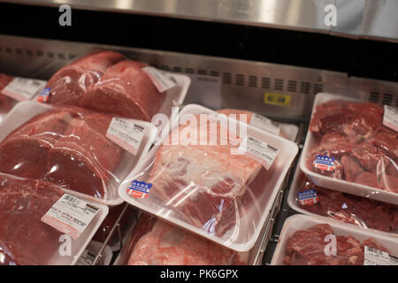 Portland, Oregon - Sep 8, 2018: Costco Wholesale Lager shopping Gang für Fleisch, eine nur für Mitglieder Club. Stockfoto