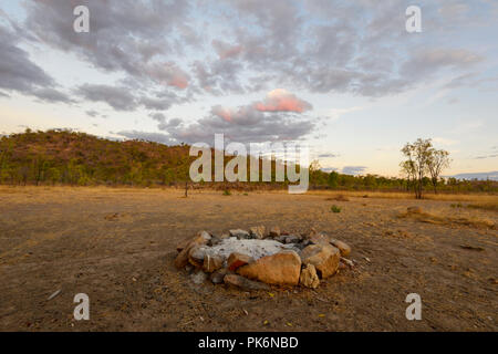 Lagerfeuer Ring bei Sonnenaufgang im Outback bei Chillagoe, Nord Queensland, Queensland, Australien Stockfoto