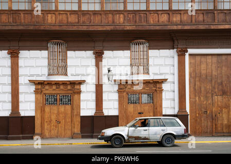 Alten, zerlumpten Parkplatz neben einem kolonialen Gebäude an der Plaza de Armas, dem historischen Zentrum von Trujillo, Peru. Jun 2018 Stockfoto