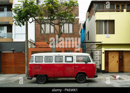 Oldtimer Wohnmobile außerhalb Wohngebäude in Miraflores. Bunte städtische Szene in Lima, Peru. Jun 2018 Stockfoto