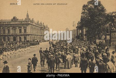 Berlin, Mitte, Berlin - Unter den Linden mit Zeughaus Stockfoto