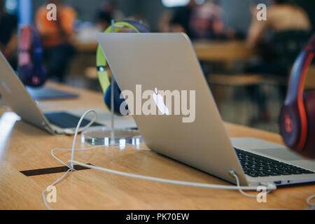 Berlin, 29. August 2018: Einzelhandel mit neuen MacBooks im offiziellen Shop von Apple in Berlin. Die modernen und stilvollen Laptops. Stockfoto