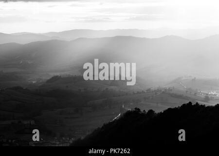 Sonnenstrahlen kommen über ein Tal in Umbrien (Italien) Stockfoto