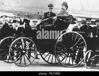 Bertha Benz mit ihrem Mann Carl Benz im Benz-Viktoria Modell 1894. Stockfoto