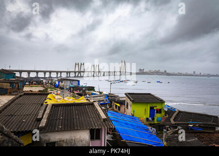 Iconic Meer Link von Mumbai aus dem worli Seite mit dem Boote schwimmend im Ozean während der schweren Monsunregen genommen Stockfoto