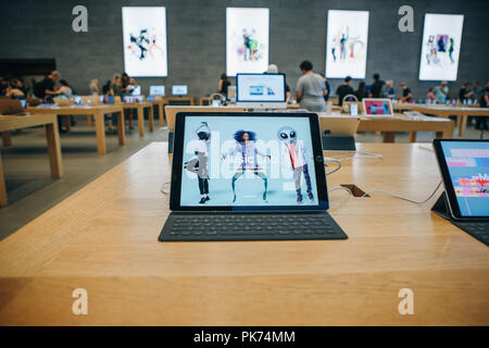 Berlin, 29. August 2018: Verkauf der neuen Ipad im offiziellen Shop von Apple in Berlin. Stockfoto