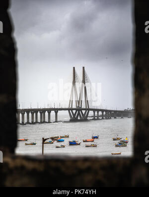 Iconic Meer Link von Mumbai aus dem worli Seite mit dem Boote schwimmend im Ozean während der schweren Monsunregen genommen Stockfoto