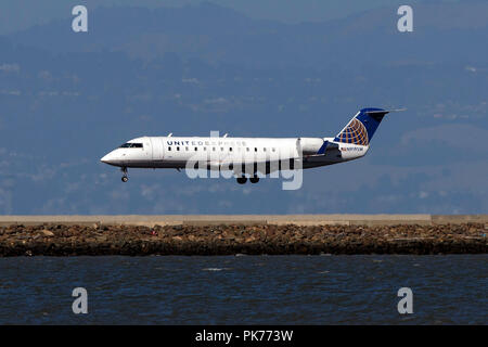 Bombardier CRJ-200ER (N919SW) von SkyWest Airlines für United Express Landung am Flughafen San Francisco International (Ksfo), San Francisco, Kalifornien, Vereinigte Staaten von Amerika Stockfoto