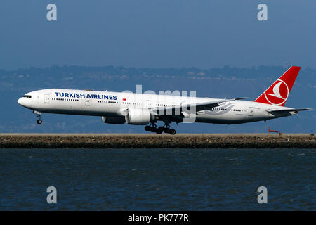 Boeing 777-3 F2 (ER) (TC-Jji) betrieben von Turkish Airlines Landung am Flughafen San Francisco International (Ksfo), San Francisco, Kalifornien, Vereinigte Staaten von Amerika Stockfoto