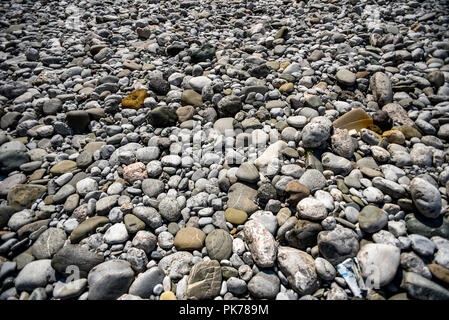 Textur von farbigen Steinen, verschiedene Formen und Größen. Stockfoto