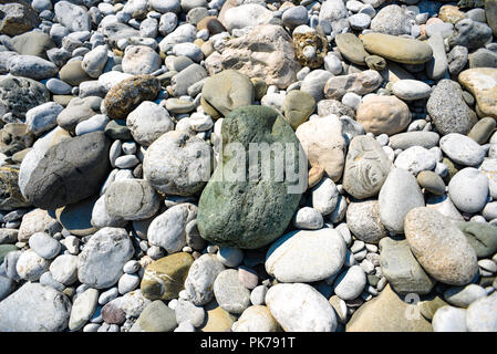 Textur von farbigen Steinen, verschiedene Formen und Größen. Stockfoto