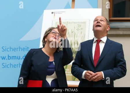 10 September 2018, Berlin: 10.09.2018, Berlin: Svenja Schulze, Bundesminister für Umwelt, beteiligt sich an der Präsentation der Sondermarke "Biologische Vielfalt" zu Olaf Scholz (SPD), Bundesminister der Finanzen. Olaf Scholz (SPD) Foto: Wolfgang Kumm/dpa Stockfoto