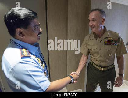 September 10, 2018 - Waikiki, Hawaii, US-Marine Corps Gen. Joe Dunford, Vorsitzender des Generalstabs, erfüllt mit der Indonesischen Luftwaffe Air Chief Marshal Hadi Tjahjanto, Commander, Indonesischen Nationalen Streitkräfte, während des Indo-Chef der Verteidigung Konferenz in Waikiki, Hawaii, Sept. 10, 2018. (DOD Foto von U.S. Navy Petty Officer 1st Class Dominique A. Pineiro) US Joint Staff über globallookpress.com (Credit Bild: © US Joint Staff/Russischen über ZUMA Draht) Stockfoto