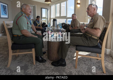 September 10, 2018 - Waikiki, Hawaii, US-Marine Corps Gen. Joe Dunford, Vorsitzender des Generalstabs, erfüllt mit dem malaysischen Armee Gen. Tan Sri Datoâ €™ Seri Panglima Hj Zulkifli bin Hj Zainal Abidin, Chef der Streitkräfte malaysischen Streitkräften, während des Indo-Chef der Verteidigung Konferenz in Waikiki, Hawaii, Sept. 10, 2018. (Bild: © US Joint Staff/Russischen über ZUMA Draht) Stockfoto