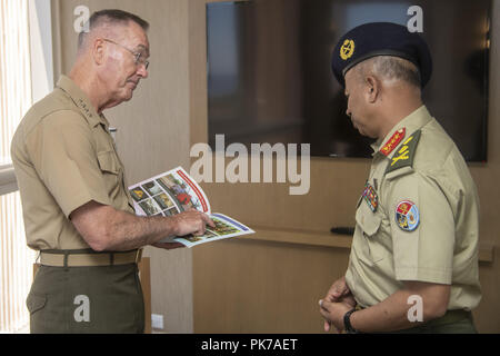 Waikiki, Hawaii, USA. 10 Sep, 2018. Marine Corps Gen. Joe Dunford, Vorsitzender des Generalstabs, erhält ein Buch über die rohingyas Menschen aus Bangladesch Generalleutnant Mahfuzur Rahman, Principal Stabsoffizier unter im Amt des Ministerpräsidenten und Leiter der Streitkräfte, während des Indo-Chef der Verteidigung Konferenz in Waikiki, Hawaii, Sept. 10, 2018. (DOD Foto von U.S. Navy Petty Officer 1st Class Dominique A. Pineiro) US Joint Staff über globallookpress.com Credit: Us Joint Staff/russischen Look/ZUMA Draht/Alamy leben Nachrichten Stockfoto
