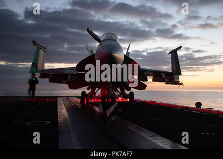 Im pazifischen Ozean. 10 Sep, 2018. Pazifik (Sept. 05, 2018) Eine F/A-18E Super Hornet, mit Strike Fighter Squadron (VFA) 151, das Flight Deck geparkt ist an Bord der Nimitz-Klasse Flugzeugträger USS John C Stennis (CVN 74). John C Stennis unterwegs ist die Durchführung von routinemäßigen Arbeiten in den USA 3 Flotte Bereich der Operationen. (U.S. Marine Foto von Mass Communication Specialist 3. Klasse William Rosencrans) US-Verteidigungsministerium über globallookpress.com Bild: US-Verteidigungsministerium/russischen Look/ZUMA Draht/Alamy leben Nachrichten Stockfoto