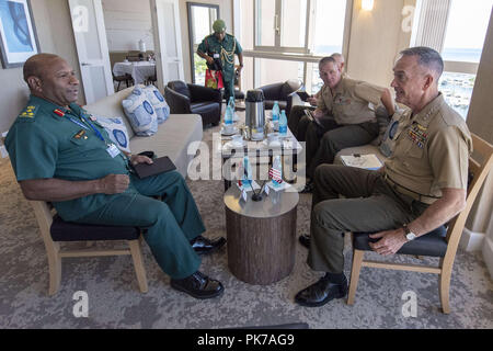 Waikiki, Hawaii, USA. 10 Sep, 2018. Marine Corps Gen. Joe Dunford, Vorsitzender des Generalstabs, trifft sich mit Papa Neuguinea Armee Brig. Gen. Gilbert Toropo, Commander, Papua New Guinea Defence Force, während des Indo-Chef der Verteidigung Konferenz in Waikiki, Hawaii, Sept. 10, 2018. (DOD Foto von U.S. Navy Petty Officer 1st Class Dominique A. Pineiro) US Joint Staff über globallookpress.com Credit: Us Joint Staff/russischen Look/ZUMA Draht/Alamy leben Nachrichten Stockfoto