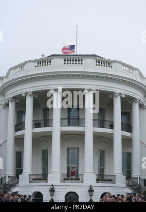 Washington, Vereinigte Staaten von Amerika. 11 Sep, 2018. Die Fahne über dem Weißen Haus in Washington, DC, fliegt zum halben Personal am 17. Jahrestag des 11. September 2001 Angriffe, 11. September 2018. Quelle: Chris Kleponis/CNP | Verwendung der weltweiten Kredit: dpa/Alamy leben Nachrichten Stockfoto