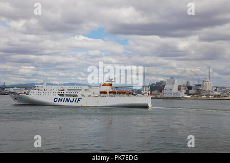 Osaka, Japan. 11 Sep, 2018. Die Fähre "Xin Jianzhen" verlässt den Hafen Osaka, Japan, Sept. 11, 2018. Die Fähre "Xin Jianzhen' mit 181 chinesische Passagiere, die von einem mächtigen Taifun in Osaka gestrandet waren hat der Port für Shanghai am Dienstag. Credit: Du Xiaoyi/Xinhua/Alamy leben Nachrichten Stockfoto