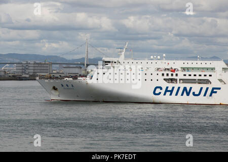 Osaka, Japan. 11 Sep, 2018. Die Fähre "Xin Jianzhen" verlässt den Hafen Osaka, Japan, Sept. 11, 2018. Die Fähre "Xin Jianzhen' mit 181 chinesische Passagiere, die von einem mächtigen Taifun in Osaka gestrandet waren hat der Port für Shanghai am Dienstag. Credit: Du Xiaoyi/Xinhua/Alamy leben Nachrichten Stockfoto