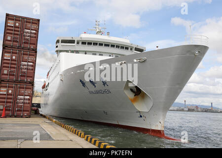 Osaka, Japan. 11 Sep, 2018. Die Fähre "Xin Jianzhen' bereitet den Hafen Osaka, Japan, Sept. 11, 2018 zu verlassen. Die Fähre "Xin Jianzhen' mit 181 chinesische Passagiere, die von einem mächtigen Taifun in Osaka gestrandet waren hat der Port für Shanghai am Dienstag. Credit: Du Xiaoyi/Xinhua/Alamy leben Nachrichten Stockfoto