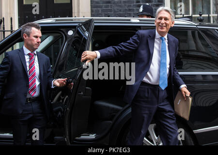 London, Großbritannien. 11. September, 2018. Philip Hammond MP, Schatzkanzler, kommt an 10 Downing Street für eine Sitzung. Credit: Mark Kerrison/Alamy leben Nachrichten Stockfoto