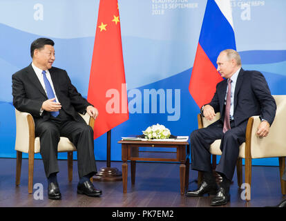 Wladiwostok, Russland. 11 Sep, 2018. Der chinesische Präsident Xi Jinping (L) Gespräche mit dem russischen Präsidenten Wladimir Putin in Wladiwostok, Russland, Sept. 11, 2018. Credit: Huang Jingwen/Xinhua/Alamy leben Nachrichten Stockfoto