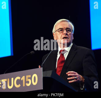 Manchester, Großbritannien. 11 Septmber 2018. Die Rt Hon John McDonnell, Schatzkanzler Adressen der TUC-Jahreskonferenz in Manchester, in der sie Pläne Mühen" für eine künftige Bundesregierung Credit: Della Batchelor/Alamy leben Nachrichten Stockfoto