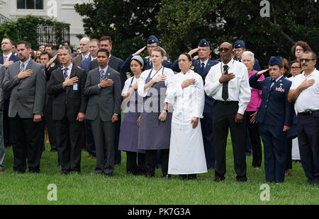 Washington, District of Columbia, USA. 11 Sep, 2018. Personal des Weißen Hauses Mitglieder beteiligen sich in einem Moment der Stille am 17. Jahrestag des 11. September 2001 die Angriffe auf die Vereinigten Staaten, im Weißen Haus. Quelle: Chris Kleponis/CNP/ZUMA Draht/Alamy leben Nachrichten Stockfoto