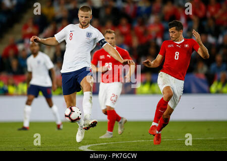 Leicester, Großbritannien. 11. September 2018. Eric Dier von England und Remo Freuler der Schweiz während des internationalen Freundschaftsspiel zwischen England und in der Schweiz an King Power Stadion am 11. September 2018 in Leicester, England. Credit: PHC Images/Alamy leben Nachrichten Stockfoto