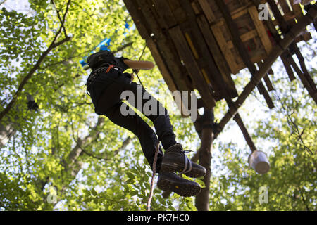 September 11, 2018 - Kerpen, Nordrhein-Westfalen, Deutschland - Das Hambacher Forst ist ein Wald in Nordrhein-Westfalen, die RWE will zum Löschen der Tagebau Hambach, der den Wald Grenzen zu erweitern. Umweltaktivisten haben den Wald mit Baum Häuser besetzt und zu verteidigen, die unter anderem mit Barrikaden gegen die Clearing-, Kredit: Jannis Grosse/ZUMA Draht/Alamy leben Nachrichten Stockfoto