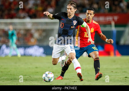 Elche, Spanien. 11 September, 2018. Die kroatischen Spieler, Luka Modric (10) und die spanische Spieler, Thiago Alcántara (10), während des Spiels UEFA Nationen Liga, Gruppe 4, Liga A, Übereinstimmung zwischen Spanien und Kroatien am Martinez Valero Stadion. © ABEL F. ROS/Alamy leben Nachrichten Stockfoto