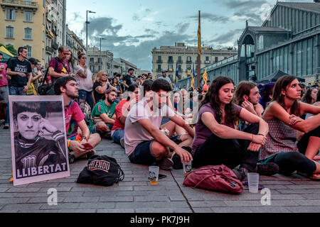 Barcelona, Katalonien, Spanien. 11 Sep, 2018. Ein Plakat mit dem Portrait des ehemaligen Stellvertreter des CUP-Barcelona Anna Gabriel im Exil in der Schweiz seit Februar 2018 während des Protestes gesehen. Tausende von Menschen, mehr als 4.000, der anti-kapitalistischen für die unilaterale Unabhängigkeit Kataloniens links, in der Mitte von Barcelona manifestiert haben. Die Veranstaltung endete im kulturellen Zentrum von geboren, mit der Intervention von Abgeordneten und Stadträten der Schale - Barcelona und verschiedene Vertreter von Verbänden der Zivilgesellschaft. Credit: Paco Freire/SOPA Images/ZUMA Draht/Alamy leben Nachrichten Stockfoto